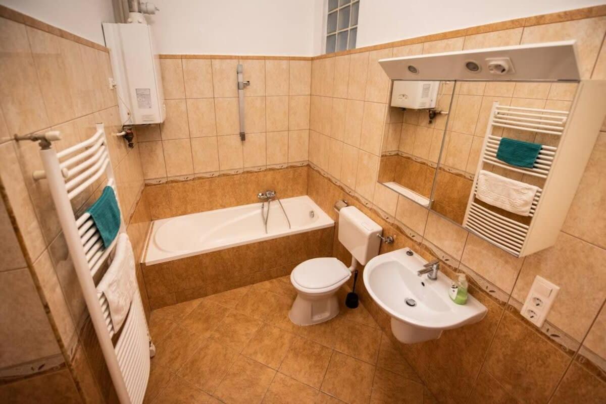 Very Central Convenient Large Ac Place Budapest Bagian luar foto